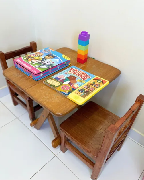 Mesa infantil com livros e brinquedos pedagógicos